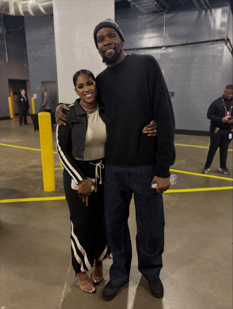 开云平台-帕金斯晒照：好久没见到杜兰特了 但我的妻儿去看了场他的比赛